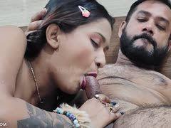 Er knöpft sich seine indische Stieftochter vor